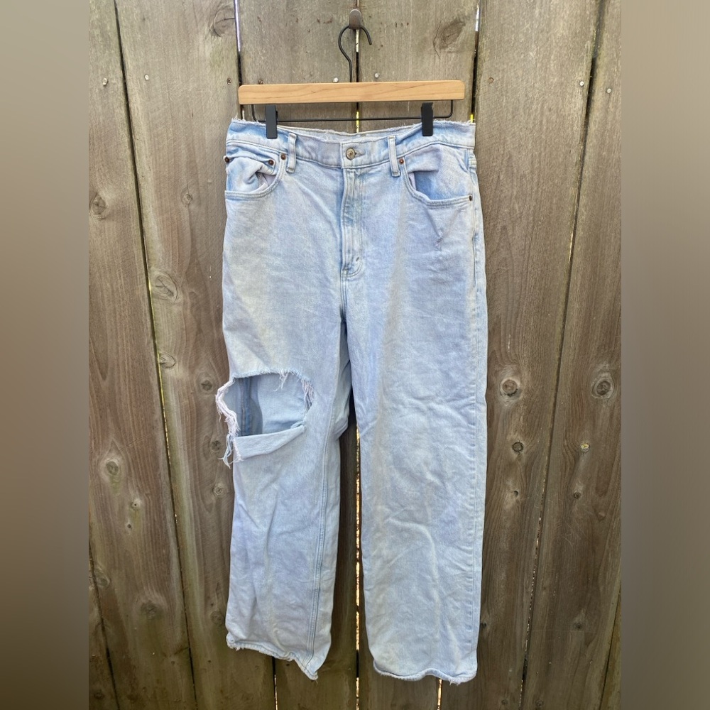 Abercrombie and Fitch The 90s Relaxed Jean High Rise Light Wash 30/10 LONG